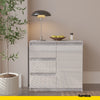 MIKEL - Komoda se 3 šuplíky a 1 dveřmi - Skříň na oblečení do ložnice - Beton / Bílý lesk - Výška 75 cm, šířka 80 cm, hloubka 35 cm.
