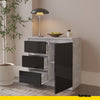 MIKEL - Komoda se 3 šuplíky a 1 dveřmi - Skříň na oblečení do ložnice - Beton / Černý lesk - Výška 75 cm, šířka 80 cm, hloubka 35 cm.