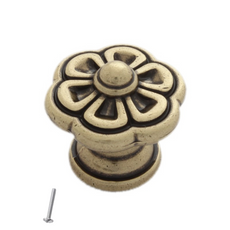 Starý kovový knoflík na skříň - tvar květiny - 30 mm x 28 mm - starožitná mosaz