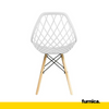 DARIO - Perforovaná plastová jídelní / kancelářská židle s dřevěnými nohami - bílá
