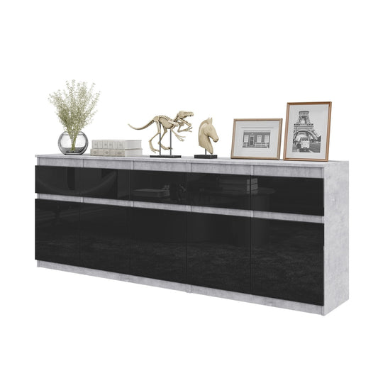 NOAH - Komoda se 5 šuplíky a 5 dveřmi - Skříň na uložení oblečení do ložnice - Beton / Černý lesk - V: 75 cm, Š: 200 cm, H: 35 cm