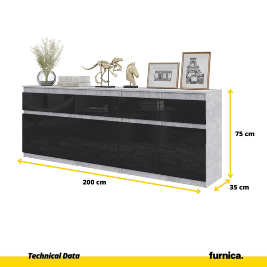 NOAH - Komoda se 5 šuplíky a 5 dveřmi - Skříň na uložení oblečení do ložnice - Beton / Černý lesk - V: 75 cm, Š: 200 cm, H: 35 cm